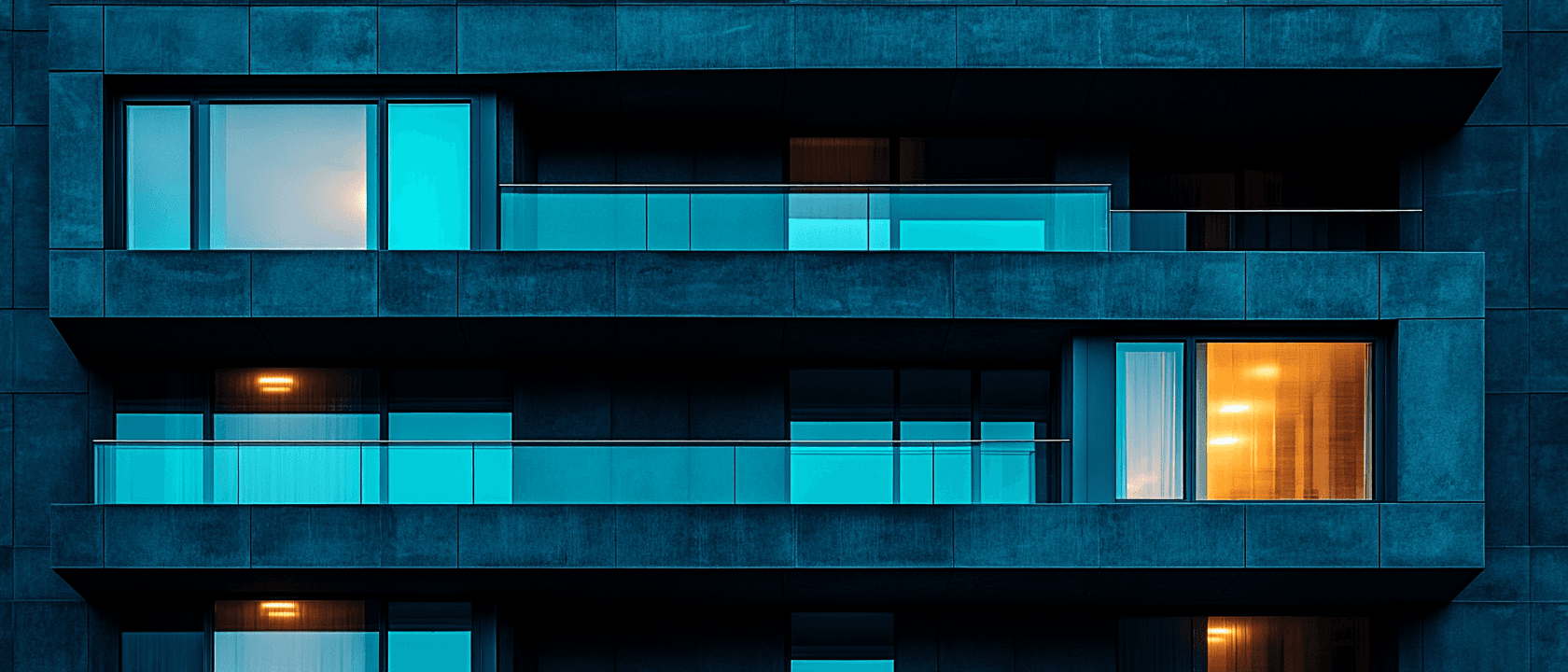 Moderne Gebäudefassade bei Nacht – Kategorie Steuern und Recht